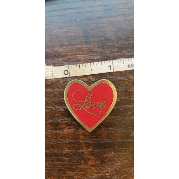 A.G.C Cleveland red enamel Love heart brooch in gold tone metal - Picture 2 of 3